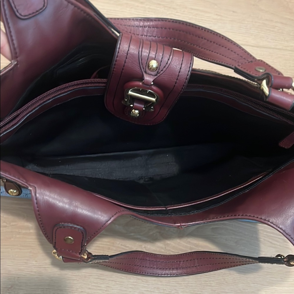 Etienne Aigner Burgundy Leather Shoulder Bag with Gold Hardware - Picture 11 of 16
